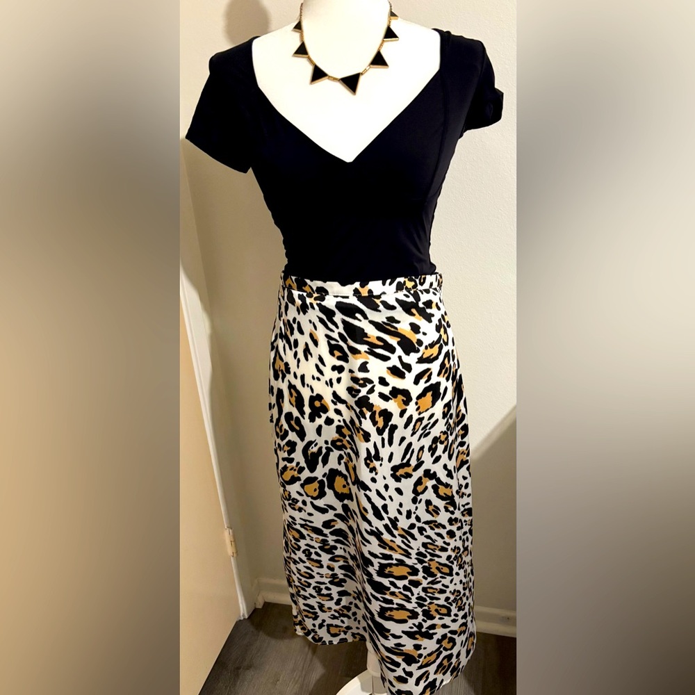Forever 21 leopard print midi skirt
Size medium